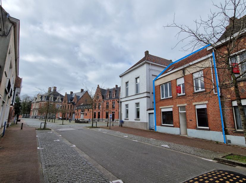 Rijwoning zonder tuin, op leuke ligging. Volledig te renoveren. &lt;br /&gt;
Voor jonge gezinnen, voor doe-het-zelver, private investeerder, aannemer, bouwf